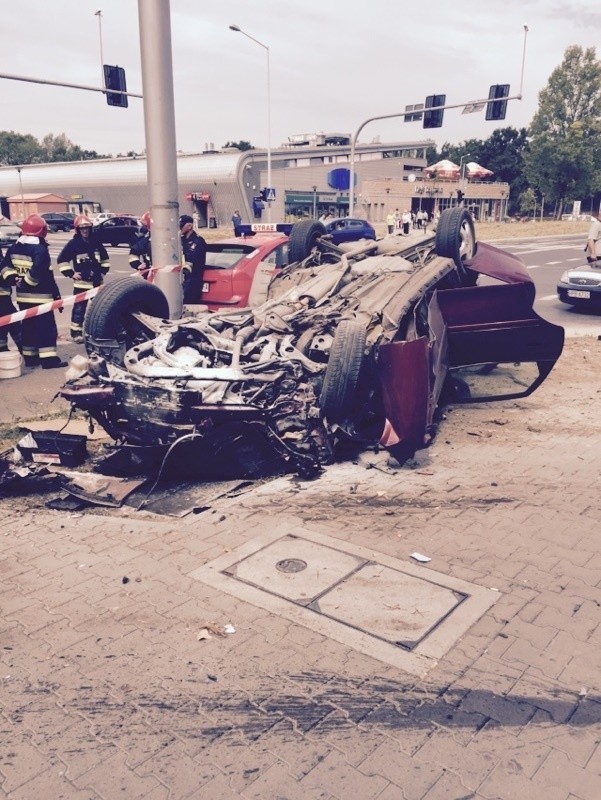 Wypadek na Szybowcowej. Dachował tam opel. 28.08.2015