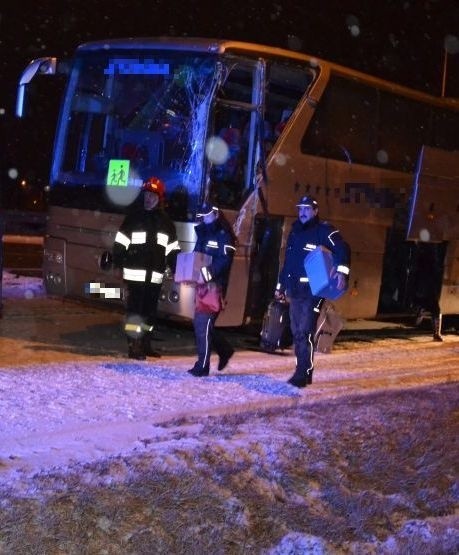 Wypadek na "siódemce" w Łączynie. Nocą zderzyły się ciężarówka i autokar pełen dzieci 