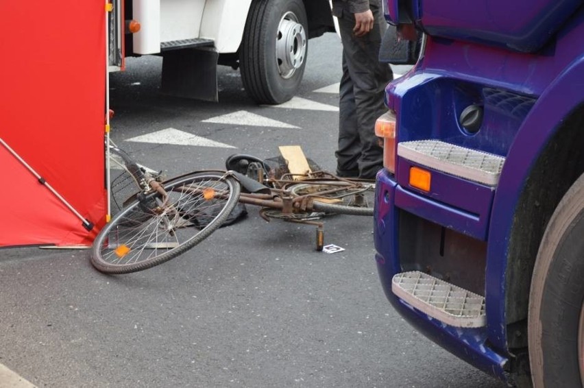 Kościan: Ciężarówka potrąciła rowerzystę. Mężczyzna zmarł