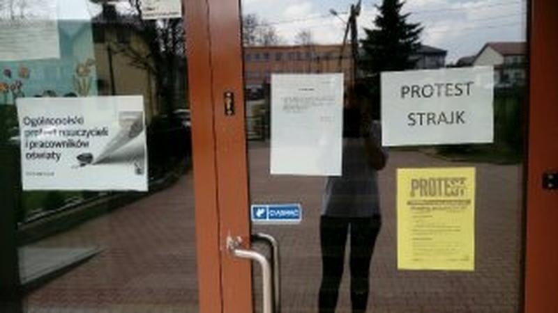 Egzaminy ośmioklasistów przebiegają bez zakłóceń. W powiecie krakowskim część nauczycieli zawiesza strajk