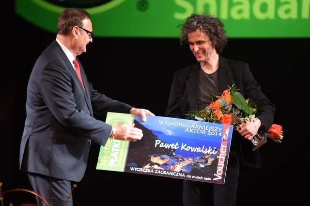 Wojciech Sobieszak, prezes „Toruń-Pacific”, wręczył zdobywcy Wilama Publiczności Pawłowi Kowalskiemu nagrodę swojej firmy - voucher na wycieczkę