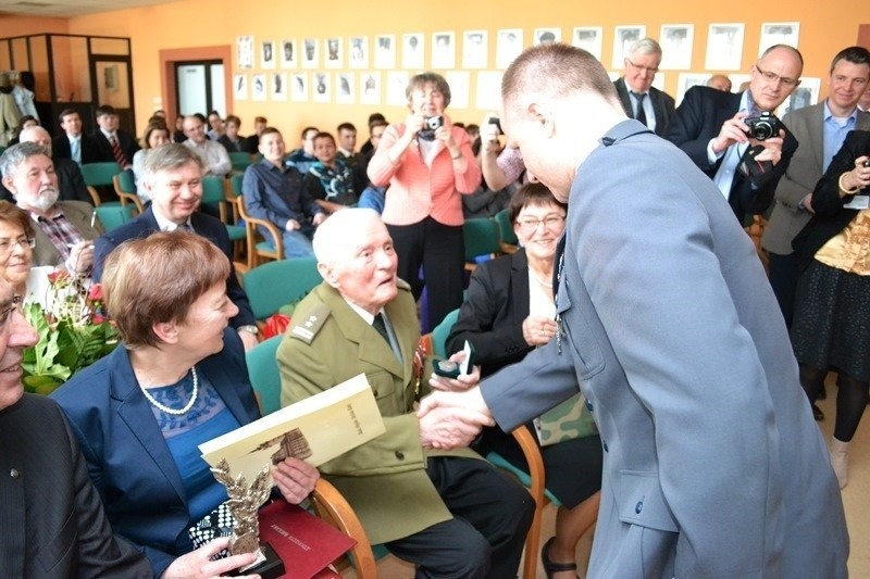 Przeżegnał się, wziął pistolet i sam uwolnił AK-owców. Dziś ma 100 lat