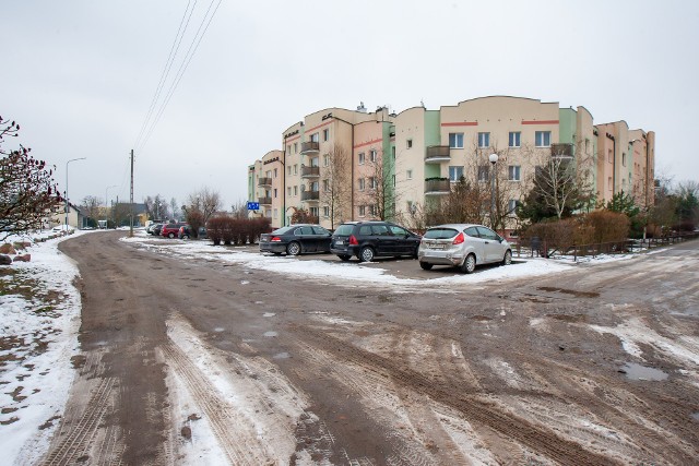 Ulica Sowia po utwardzeniu betonową kostką na odcinku ponad 200 m  będzie jezdnią z chodnikiem po zachodniej stronie (przy blokach). Opracowana koncepcja zakłada wykonanie zjazdów oraz dojść do posesji. Po zachodniej stronie zachowane zostaną istniejące miejsca parkingowe.