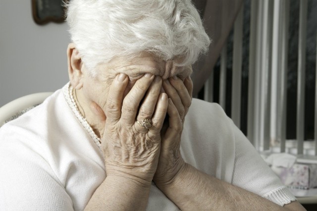 85-latka wpuściła do mieszkania dwie kobiety, które przedstawiły się jako pracownice Zakładu Ubezpieczeń Społecznych.