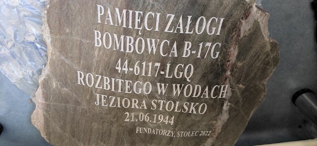 Tablica pamiątkowa, która zostanie odsłonięta nad jeziorem Stolsko