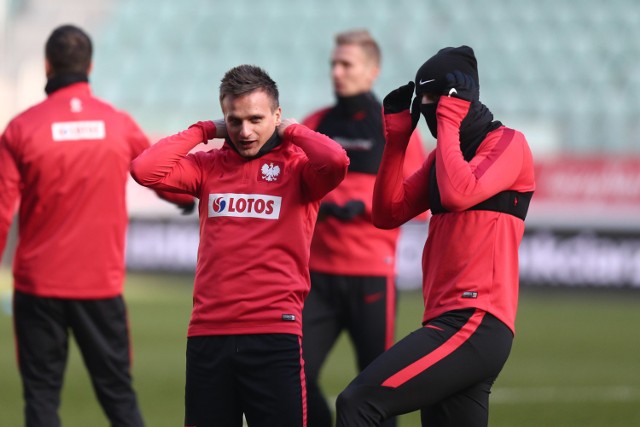 Reprezentacja Polski odbyła trening na stadionie we Wrocławiu. Jutro zagra na nim towarzysko ze Słowenią. Selekcjoner Adam Nawałka podkreślił, że skład będzie inny niż z Rumunią. Wykorzysta limit sześciu zmian, da zagrać dwóm bramkarzom. Zobacz zdjęcia z niedzielnych zajęć.