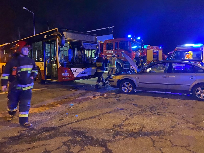 Kolizja w Opolu. Volkswagen wymusił pierwszeństwo i zderzył się z autobusem MZK