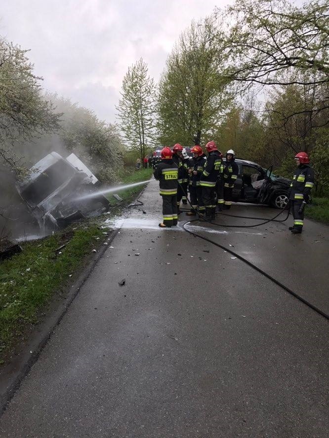 Izdebnik. Wypadek i pożar samochodu