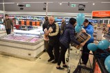 Bitwy przy sklepowych półkach podczas otwarcia nowego Lidla w Tarnowie [ZDJĘCIA]