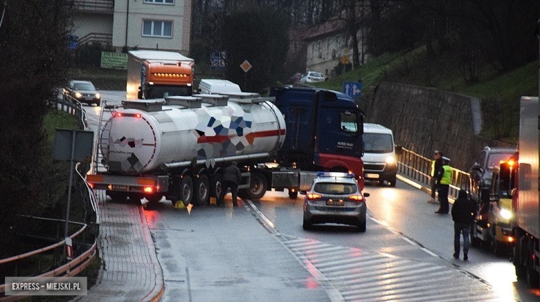 Wypadek w Bardzie. Cysterna zablokowała krajową ósemkę