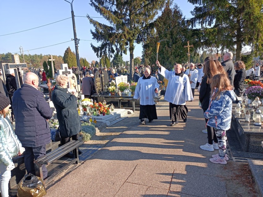 Ostrołęka. Cmentarz parafialny - uroczysta procesja 1.11.2021. Zdjęcia