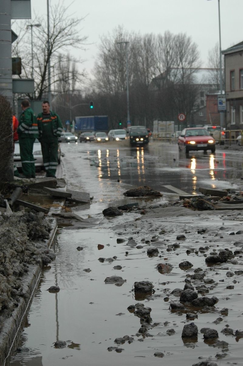 Pekl wodociąg przy ul. Garncarskiej w Slupsku. To juz...