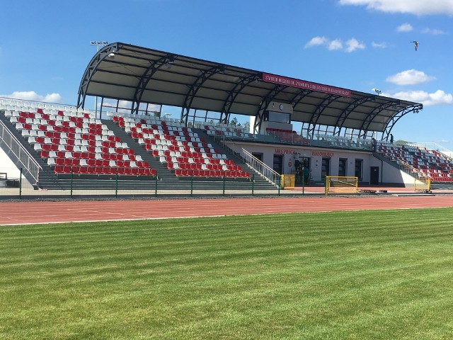 Nowe trybuny i budynek klubowy są już gotowe. Zakończyły się odbiory techniczne, gmina czeka jeszcze na pozwolenie z nadzoru budowlanego.