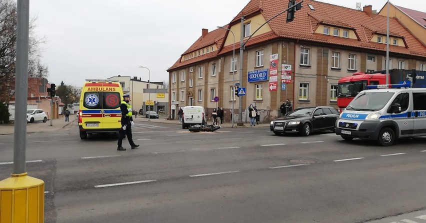 Wypadek na skrzyżowaniu Szczecińskiej z Kossaka w Słupsku. Motocyklista trafił do szpitala (zdjęcia)