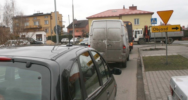 Na ulicy Rzeszowskiej tworzą się korki, bo kierowcy muszą ustąpić pierwszeństwa jadącym ulicą Białą.