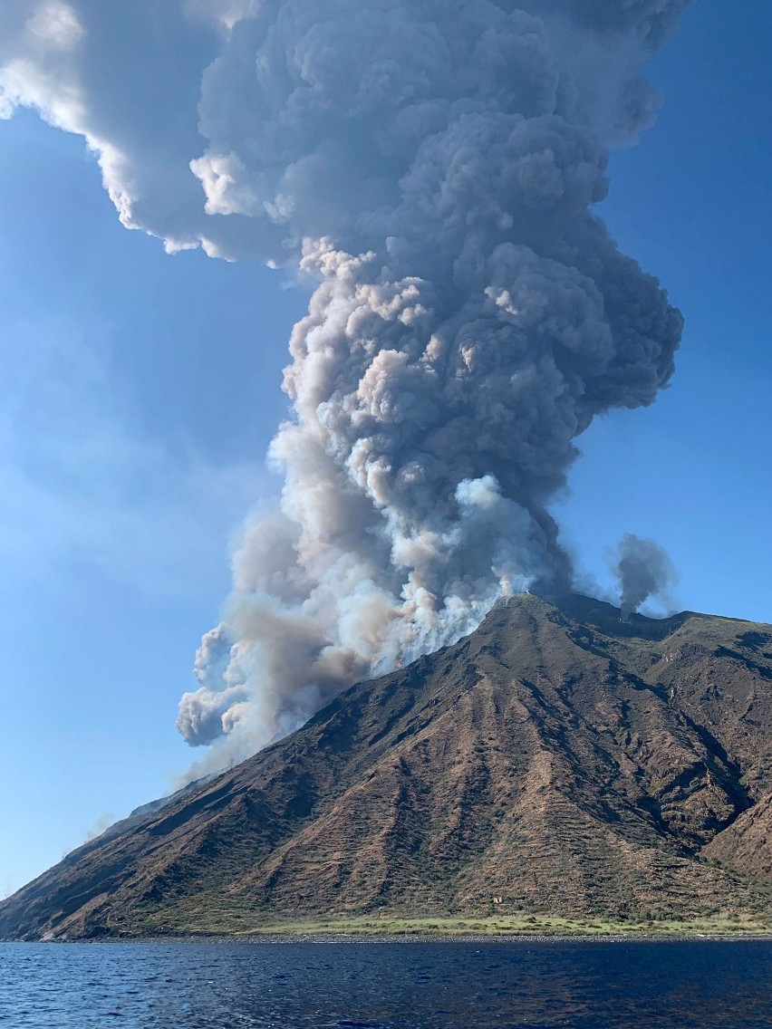 Włochy: Wybuch wulkanu na Stromboli [ZDJĘCIA] [WIDEO] Na wyspie doszło do erupcji, jedna osoba zginęła