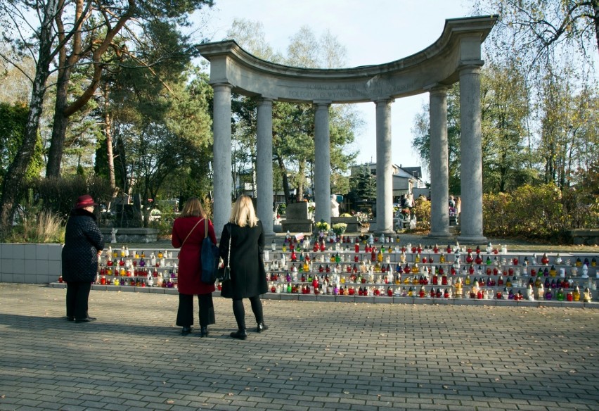 Cmentarz w Olkuszu. Jak co roku był tu prezydent Andrzej Duda z małżonką i tysiące innych osób odwiedzających groby swoich bliskich
