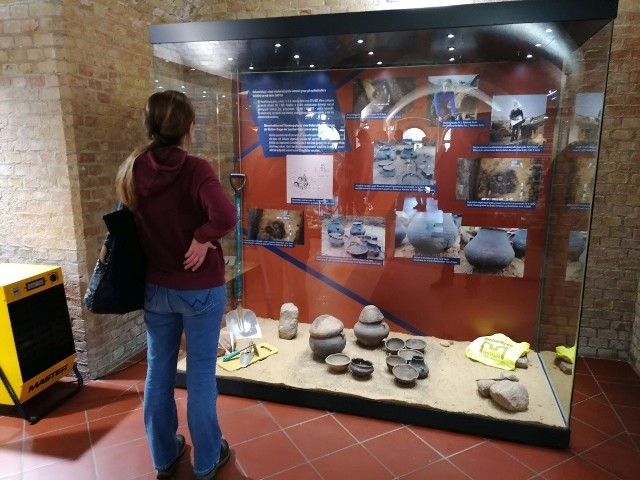 W Muzeum Twierdzy Kostrzyn można obejrzeć nową wystawę archeologiczną „Gdzie ziemia garnki rodzi”. Jej przedmiotem są znaleziska dokonane przez archeologów muzeum w latach 2008-2024 na terenie miejscowości Górzyca.