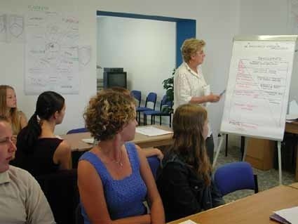 Barbara Nowak, prowadząca szkolenie, kiedyś sama szukała pracy, teraz pomaga innym bezrobotnym.