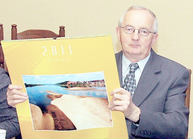 Andrzej Wardyn prezentuje zdjęcie swojego autorstwa, które trafiło do grudziądzkiego kalendarza ściennego