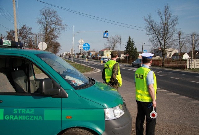 Wspólny patrol policjantów z radomskiej drogówki i funkcjonariuszy Straży Granicznej wystawiony był od rana między innymi w Goździe na drodze krajowej nr 12.