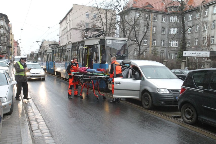 Wypadek tramwaju i dwóch aut na Traugutta