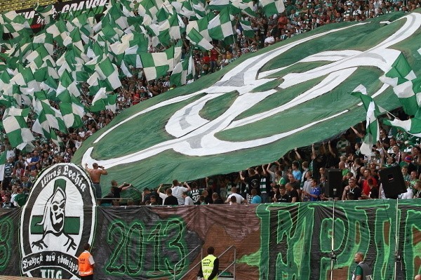 Oprawa z meczu z Górnikiem Zabrze. Na „Ultras epidemię”, bo takie było przesłane oprawy, złożyły się setki flag na kijach i biało-zielona sektorówka. Całość uzupełniły środki pirotechniczne.