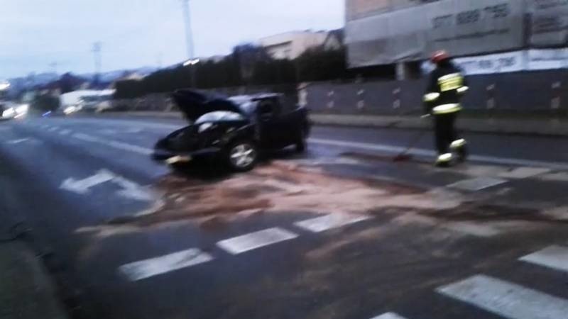 Chełmiec. Wypadek na ul. Papieskiej. Zderzyły się dwa samochody, kierowcy w szpitalu ZDJĘCIA]