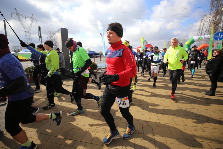 W XIV Półmaratonie Dąbrowskim wystartowało 500 biegaczy...