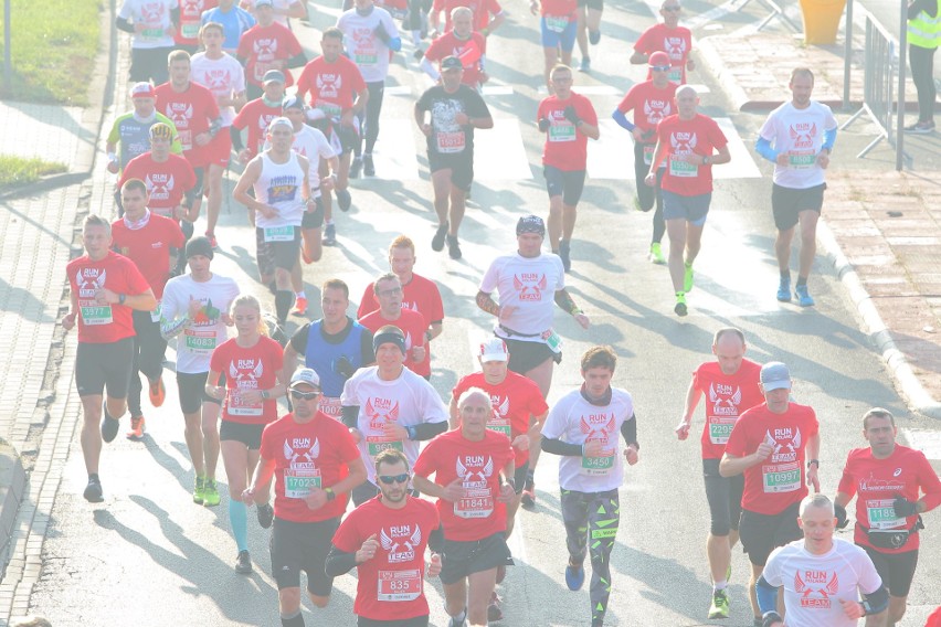 Około 25 tysięcy biegaczy zmaga się z 10-kilometrową trasą...