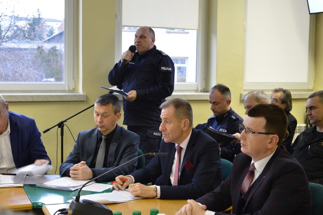 O problemie mówił na sesji Rady Miasta Ostrowca, zastępca komendanta powiatowego policji Krzysztof Panaszewski (stoi).