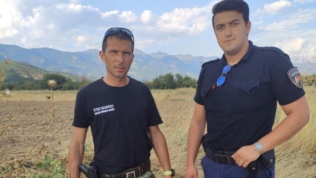 Michał Jamioł (z lewej) podczas służby w Macedonii z jednym z miejscowych policjantów.