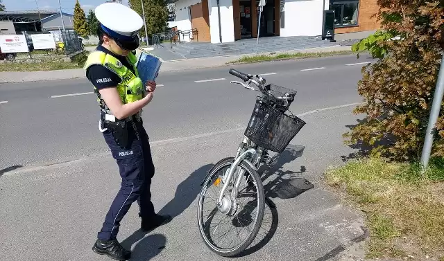 Wieruszowscy policjanci pod nadzorem Prokuratury Rejonowej w Wieluniu wyjaśniają okoliczności potrącenia rowerzystki, do którego doszło 10 maja na ulicy Kępińskiej w Wieruszowie