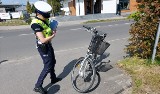 Wypadek w Wieruszowie. Potrącona 73-letnia rowerzystka trafiła do szpitala. Przyczyną wymuszenie pierwszeństwa przez kierującą autem