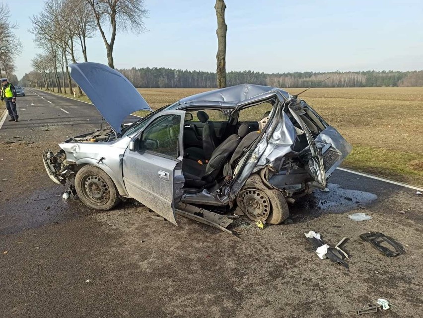 Wypadek w Rogowie, na DW544. Zderzenie osobówki z busem, 3 osoby trafiły do szpitala. Do wypadku doszło 27.02.2024