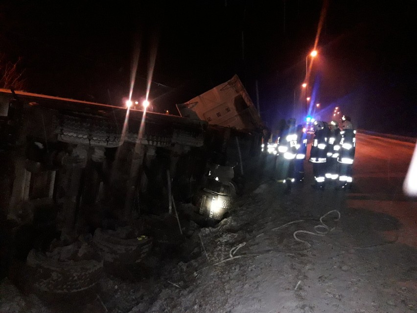 W Stojewsku w powiecie włoszczowskim ciężarówka zjechała z trasy i wywróciła się. Kierowca w szpitalu