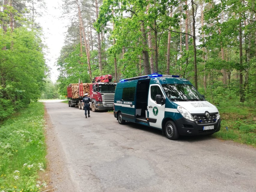 Augustów. Ucieczka kierowcy ciężarówki przewożącej drewno