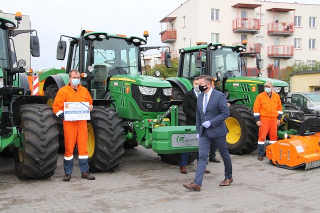 W 2020 roku Starostwo Powiatowe kupiło trzy ciągniki John Deere wraz z osprzętem, zamiatarkę oraz samochód marki ford. Dzięki temu powiat białostocki w dużo mniejszym stopniu miał zlecać utrzymanie swoich dróg firmom zewnętrznym