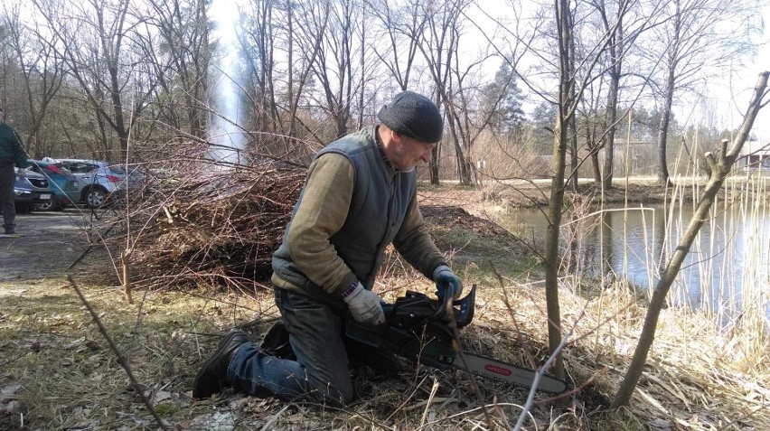 "Weź grabki i przyjdź" - trwa akcja sprzątania zalewu w Czarnej. Szczytna idea łączy chętnych do pomocy