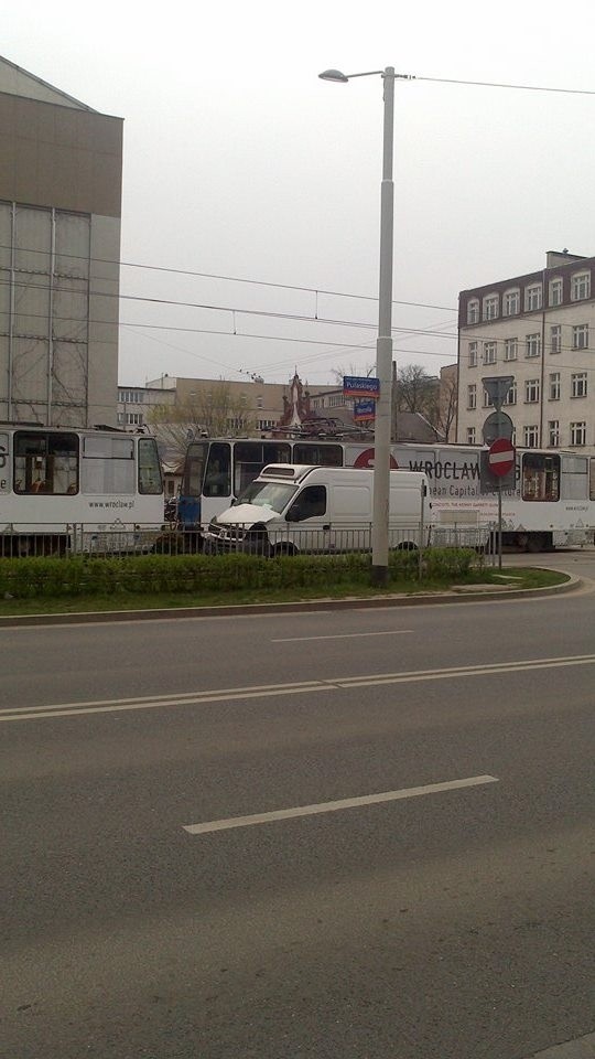 Wrocław: Wypadek tramwaju i busa. Kierowca chciał zawrócić na zakazie? (ZDJĘCIA)