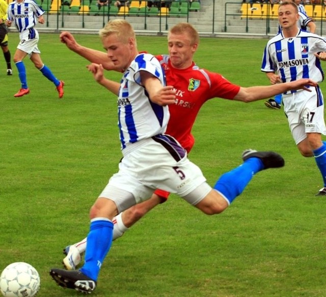 Piłkarzy Siarki Tarnobrzeg (w czerwonej koszulce Jakub Kwieciński) czeka w Sanoku bardzo trudne zadanie.