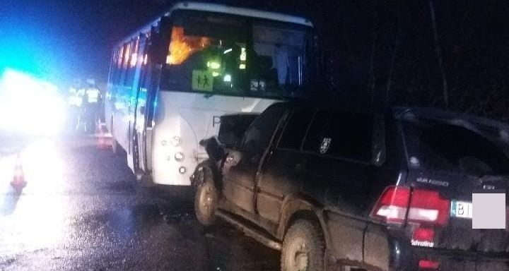 Czarna Białostocka. Groźny wypadek w regionie. Autobus wiozący dzieci zderzył się z daewoo [ZDJĘCIA]