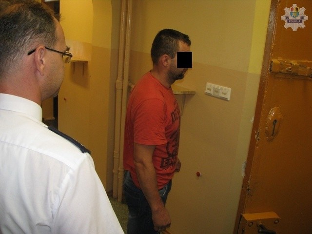 34-letni mieszkaniec Chocielewka usłyszy dzisiaj (środa) zarzut znęcania się nad rodziną. W niedzielę z siekierą i nożem gonił swoją rodzinę. 