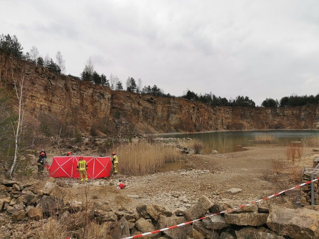 W Parku Gródek w Jaworznie znaleziono zwłoki mężczyzny. Zobacz kolejne zdjęcia. Przesuwaj zdjęcia w prawo - naciśnij strzałkę lub przycisk NASTĘPNE