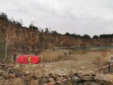 Makabryczne odkrycie w Parku Gródek w Jaworznie. W zbiorniku wodnym odnaleziono ciało. Ktoś spadł z klifów? Prokurator zlecił sekcje zwłok