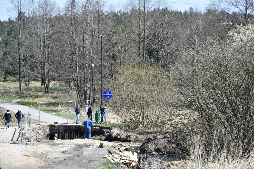 Budują most na Leśniówce, w drodze na Dotyk Jury 