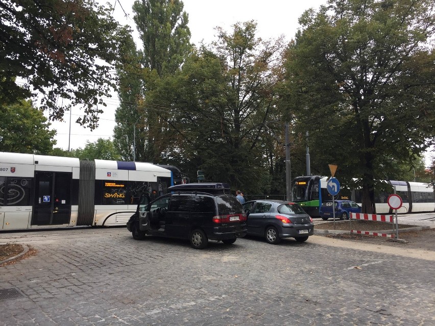 Czołowe spotkanie tramwajów. Jechały po jednym torze [zdjęcia]