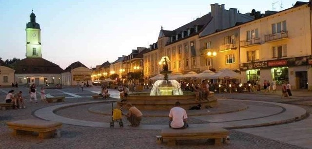 Rynek Kościuszki wieczorową porą