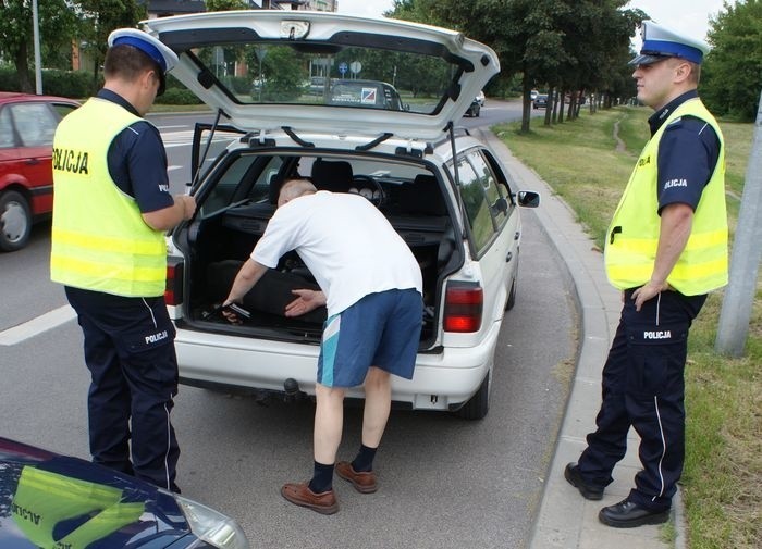 Ostrołęccy policjanci mają już nowe mundury. Zobacz jak w nich wyglądają