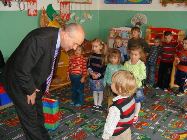 Na twarzach przedszkolaków z Radomic malowało się szczęście, gdy wójt Marian Buras wręczał im torby pełne pomocy szkolnych.